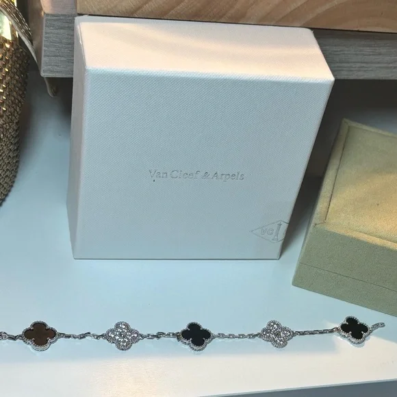 Van Cleef & Arpels Black and Silver Clover Bracelet - Picture 3 of 4